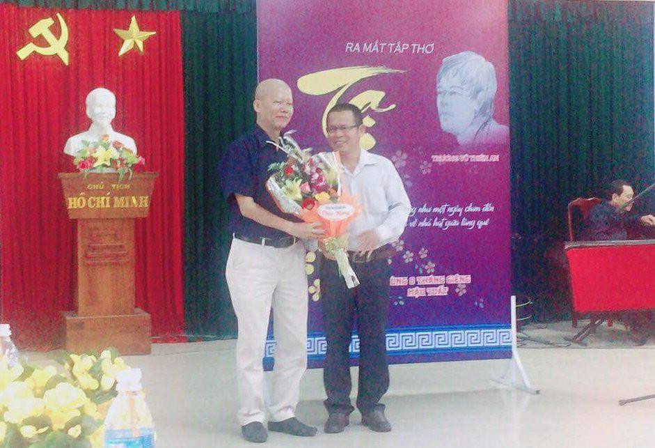 Đại diện Hội VH-NT Quảng Nam tặng hoa nhà thơ Trương Vũ Thiên An (trái).Ảnh: D.H