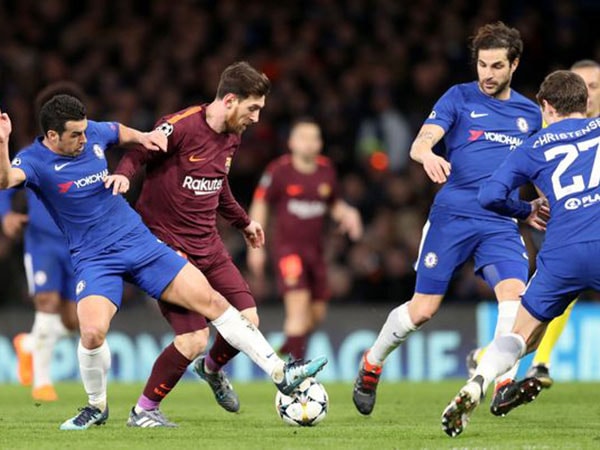 Messi (thứ hai từ trái qua) ghi bàn thắng quyết định trong trận Chelsea hòa 1-1 với Barcelona ở lượt đi vòng 1/8 Champions League.