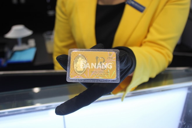 Các miếng vàng 1 chỉ có chữ Tài – Lộc – Phúc như thế này là sản phẩm hút khách nhất. Ảnh: KHÁNH HÒA