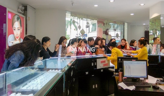 Mua vàng vào ngày Vía Thần Tài trở thành một tục lệ của người dân trong dịp đầu năm mới. Ảnh: XUÂN SƠN