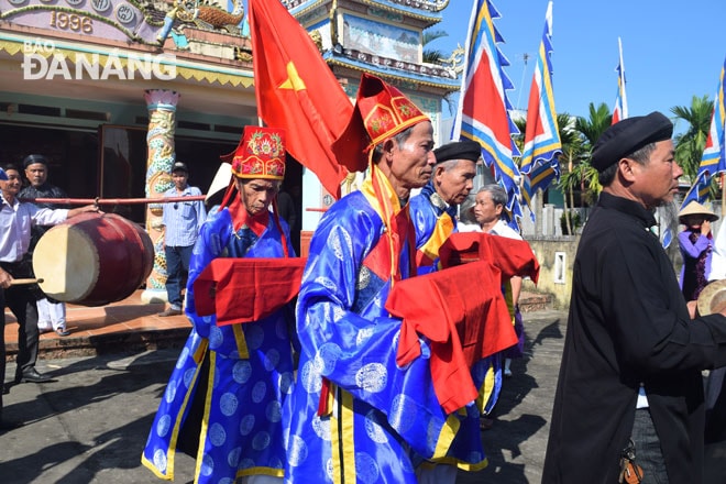 Lễ hội đình làng Túy Loan thu hút đông đảo người dân tham gia.