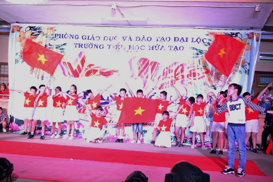 Một tiết mục thể hiện niềm tự hào là người Việt Nam do các em học sinh biểu diễn. Ảnh: KK