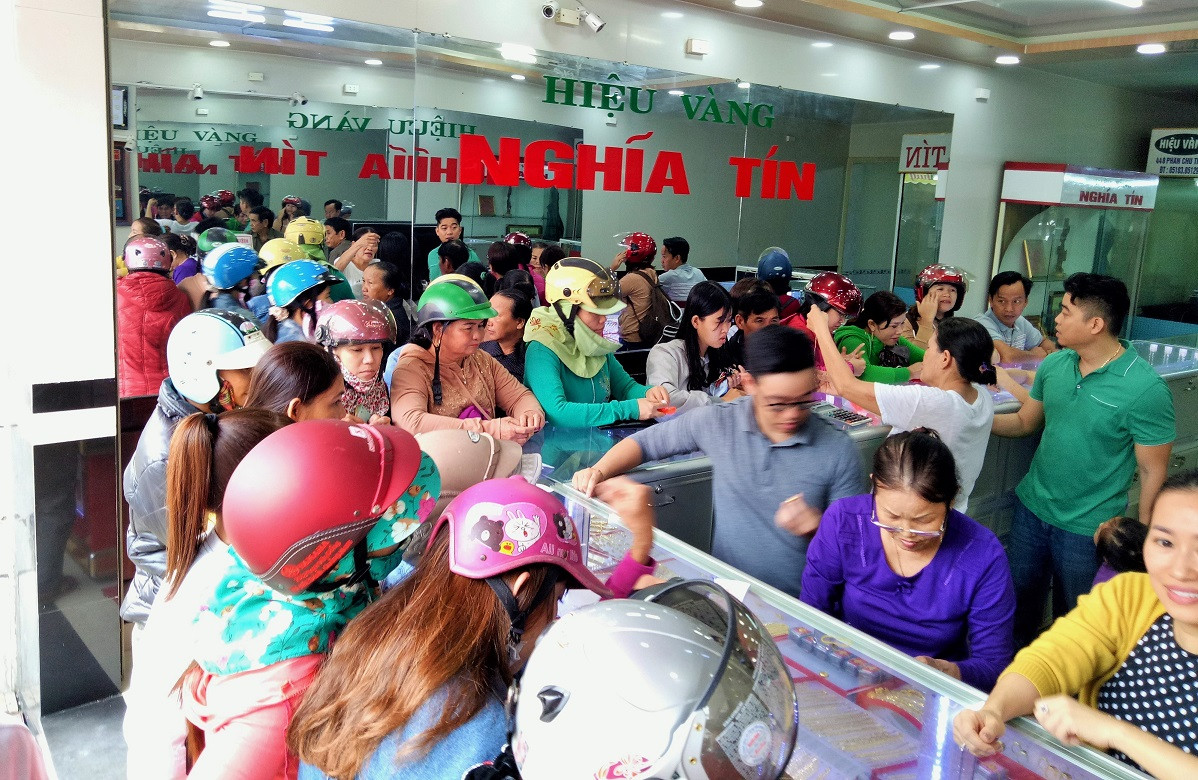 Hàng chục người tranh nhau mua vàng tại tiệm vàng Nghĩa Tín (đường Phan Châu Trinh, TP. Tam Kỳ). Ảnh: THANH THẮNG.