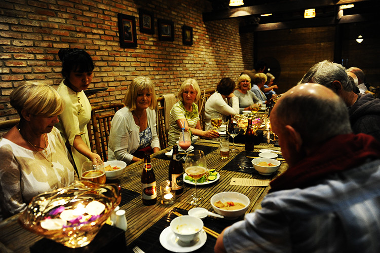 Tourists from the United Kingdom enjoy Quang food on the first day of the Vietnamese Lunar New Year (on January 16, 2018).