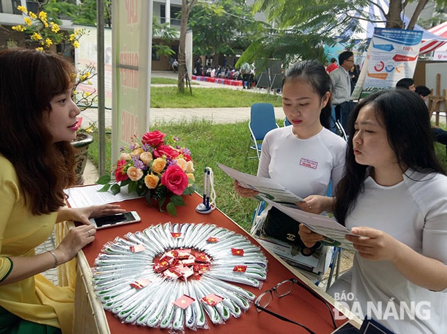 Học sinh tham gia ngày hội tư vấn tuyển sinh do Sở GD-ĐT tổ chức.
