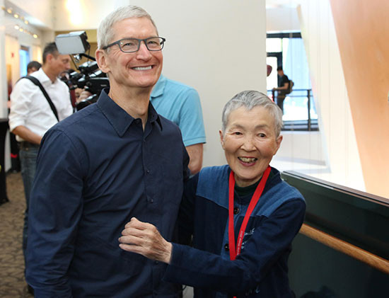 Bà Masako Wakamiya (phải) và Giám đốc điều hành Apple - Tim Cook. Ảnh: DPA