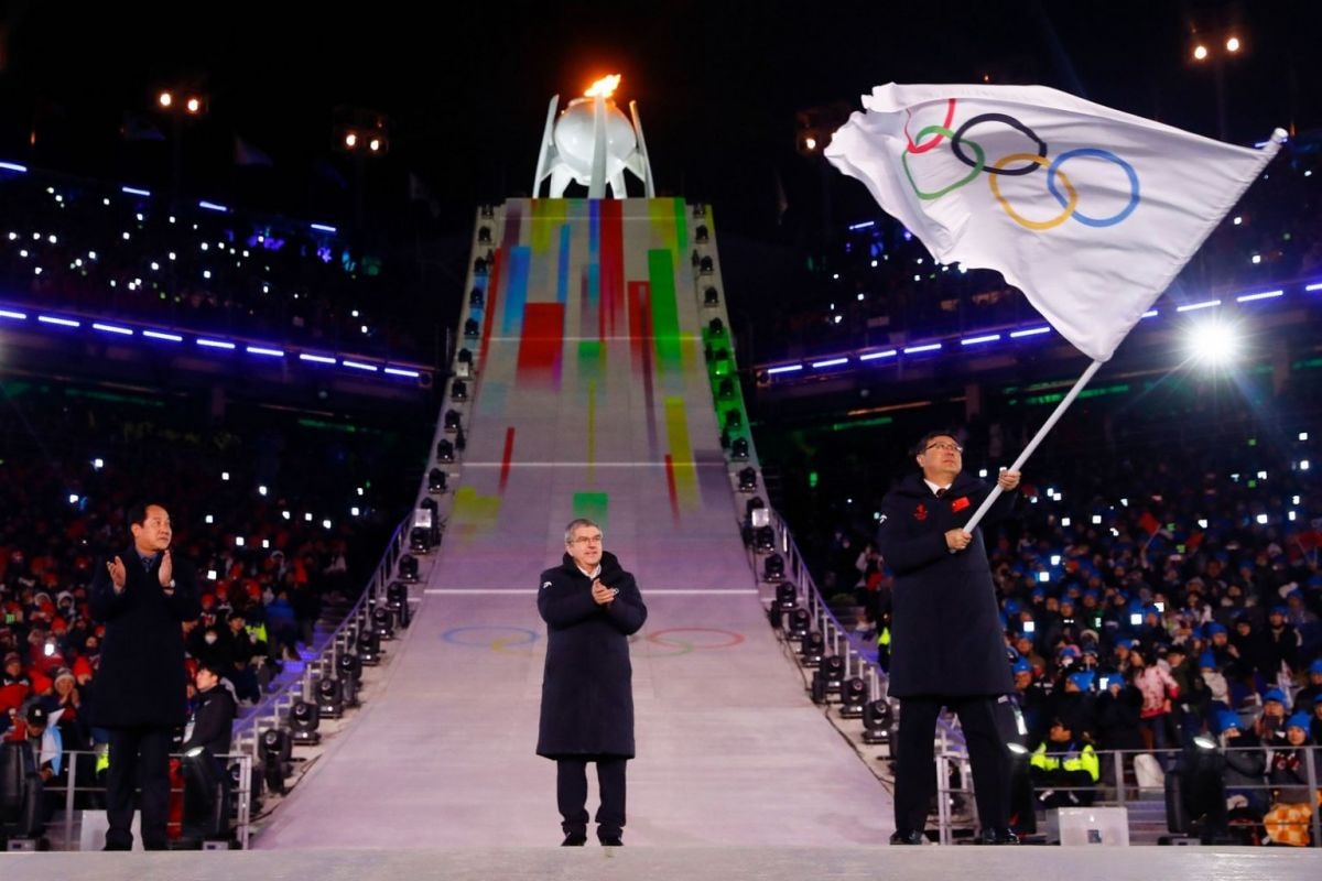 Chủ tịch Ủy ban Olympic quốc tế (IOC) - Thomas Bach hoan nghênh sau khi trao lá cờ Olympic cho thị trưởng Bắc Kinh, Trung Quốc- quốc gia tiếp theo đăng cai Thế vận hội mùa đông 2022