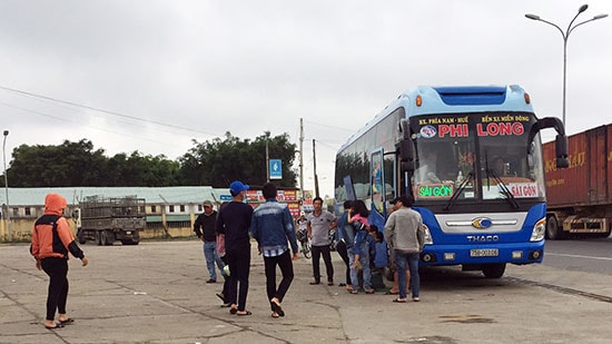 Những ngày qua, nhiều lao động Quảng Nam lại tiếp tục ly hương mưu sinh, hẹn mùa xuân sau sum họp. Ảnh: D.LỆ