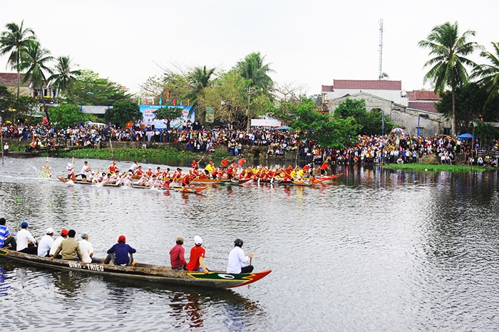 7 đội thuyền của 3 huyện và thị xã trong tỉnh về tranh tài đầu xuân. Ảnh: HẢI - HỒ