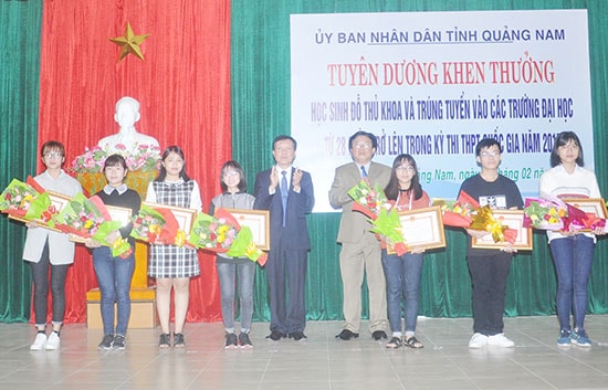 Tuyên dương, khen thưởng HS đạt 28 điểm thi tuyển sinh đại học năm 2017.