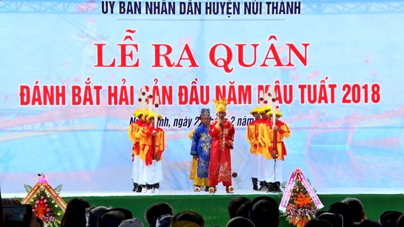 Lễ ra quân đánh bắt hải sản năm 2018 được bắt đầu với nghi lễ hát bả trạo. Ảnh: Đ. ĐẠO