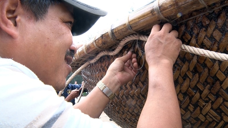 Các ngư dân hối hả chuẩn bị ngư cụ cho chuyến ra khơi đầu năm. Ảnh: Đ. ĐẠO