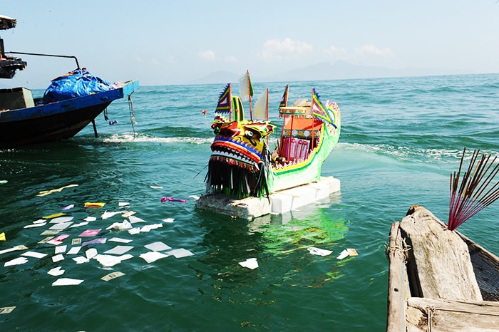 Long chu như vị thần linh kết nối lòng thành của ngư dân với biển cả bao la. Ảnh: MINH HẢI