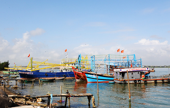 Tàu thuyền khắp nơi neo đậu tại cảng cá An Lương cùng tham gia lễ cầu ngư. Ảnh: MINH HẢI