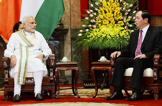 Thủ tướng Ấn Độ Narendra Modi (trái) và Chủ tịch nước Trần Đại Quang tại Hà Nội năm 2016. Ảnh: AFP