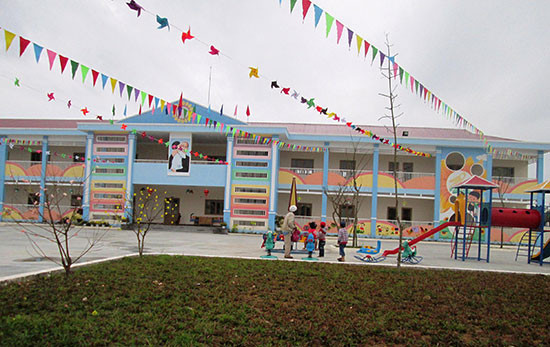 Trường Mẫu giáo Đông Phú được xây dựng khang trang với tổng kinh phí 30 tỷ đồng từ nguồn xã hội hóa. Ảnh: VĂN SỰ
