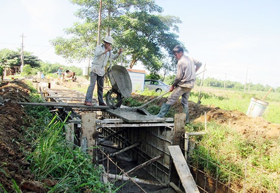 Do tập trung đầu tư thi công kết cấu hạ tầng nên nhiều địa phương xảy ra tình trạng nợ đọng xây dựng cơ bản NTM (Ảnh có tính minh họa). Ảnh: HOÀI NHI