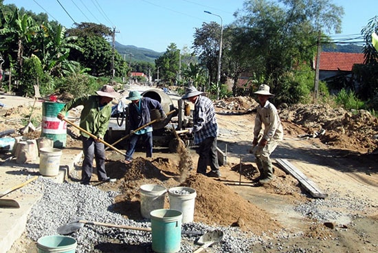 Năm 2017, nhiều địa phương tiếp tục ưu tiên đầu tư kết cấu hạ tầng thiết yếu xây dựng nông thôn mới. Ảnh: N.SỰ