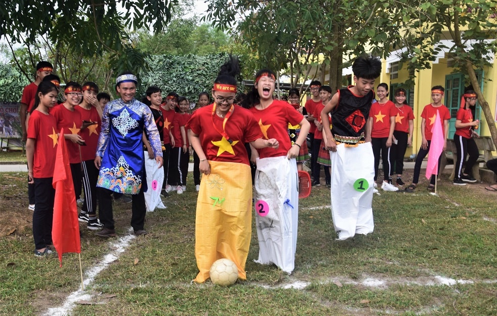 Các học sinh nhảy bao báo đá bóng. Ảnh: THANH THẮNG.