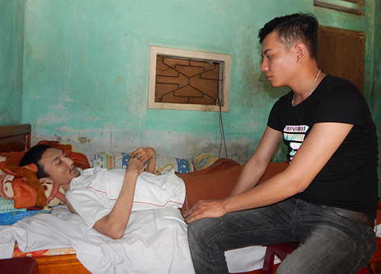 Trần Văn Triển chăm sóc người anh trai bị tai nạn trước khi lên đường nhập ngũ. Ảnh: V.L