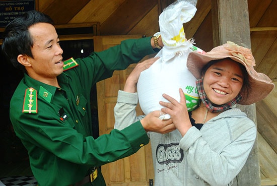 Niềm vui của chị Bh’ling Priêu khi nhận gạo hỗ trợ từ BĐBP tỉnh. Ảnh: ĐĂNG NGUYÊN