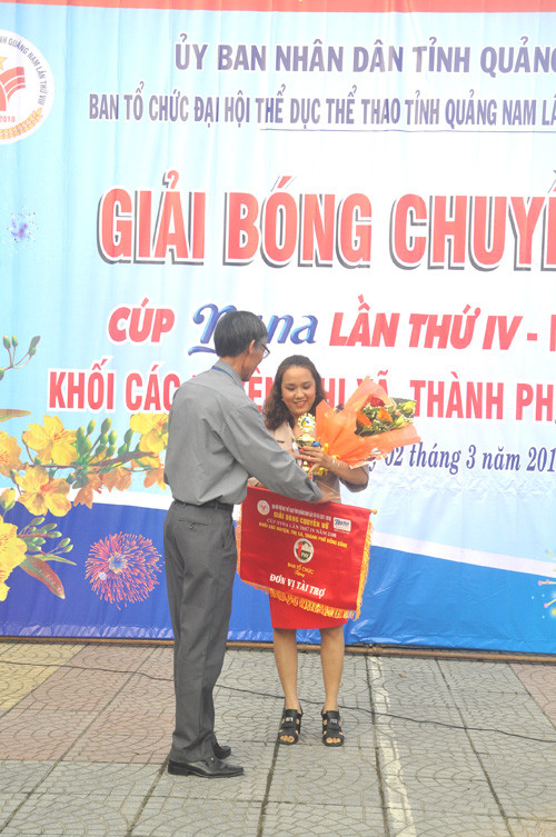 Giám đốc Trung tâm TD-TT tỉnh Bùi Rê, Phó Ban tổ chức giải tặng cúp lưu niệm cho nhà tài trợ Nyna. Ảnh: T.Vy