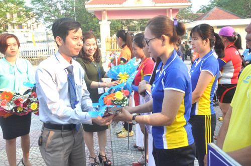 Phó Chủ tịch UBND thị xã Điện Bàn Nguyễn Xuân Hà, Phó Ban tổ chức giải tặng hoa động viên các đội bóng. Ảnh: T.Vy