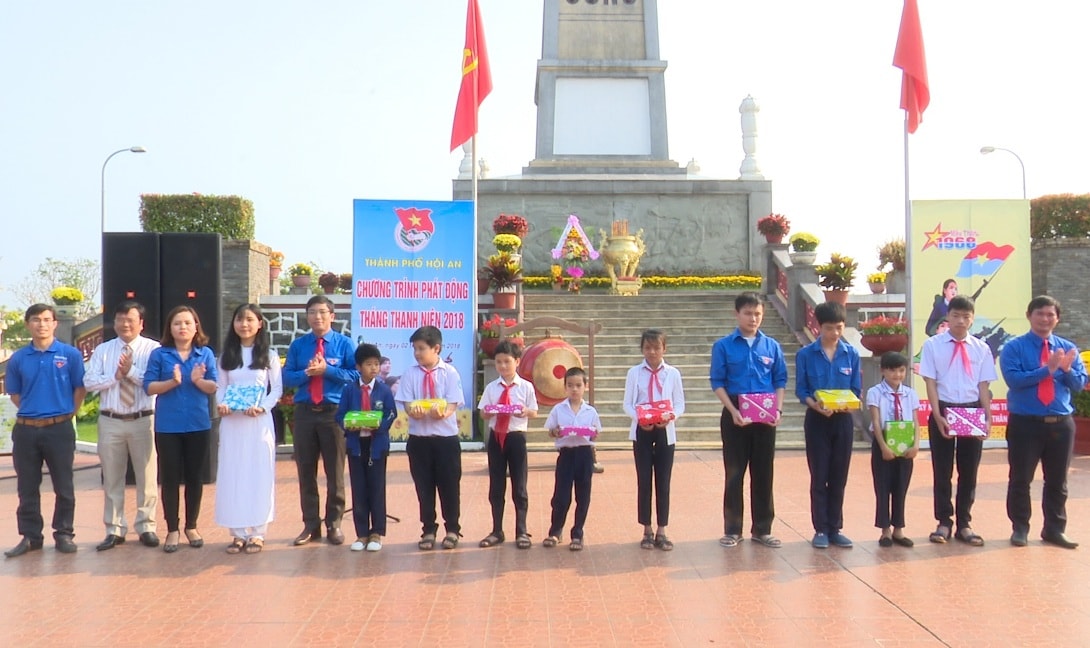 Tặng quà cho học sinh có hoàn cảnh khó khăn (ảnh: Minh Vũ)