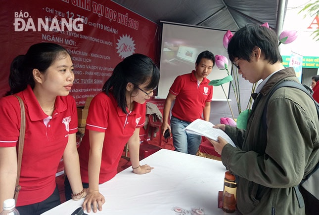 Học sinh tìm hiểu thông tin về các trường đại học tại Ngày hội tư vấn tuyển sinh năm 2018 do Sở GD-ĐT Đà Nẵng tổ chức. Ảnh: PHƯƠNG TRÀ
