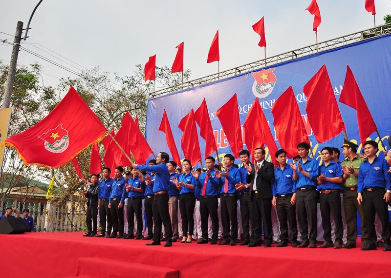 Phó Bí thư Thường trực Tỉnh ủy Phan Việt Cường trao cờ ra quân các hoạt động Tháng thanh niên 2018 tuổi trẻ Quảng Nam. Ảnh: VINH ANH