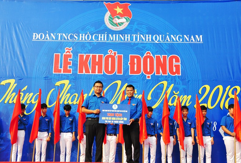 Đoàn thanh niên Tập đoàn Công nghiệp cao su Việt Nam trao kinh phí xây dựng hệ thống nước sạch tại Làng thanh niên lập nghiệp Thạnh Mỹ. Ảnh: VINH ANH