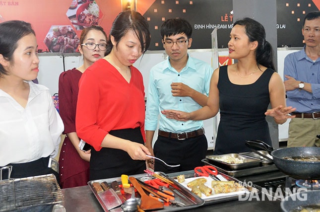 Việc đào tạo nguồn nhân lực lành nghề rất cần thiết để phát triển ngành du lịch. Trong ảnh: Các đầu bếp của các nhà hàng, khách sạn 4-5 sao trên địa bàn thành phố trong một buổi tập huấn nghề bếp. Ảnh: THU HÀ