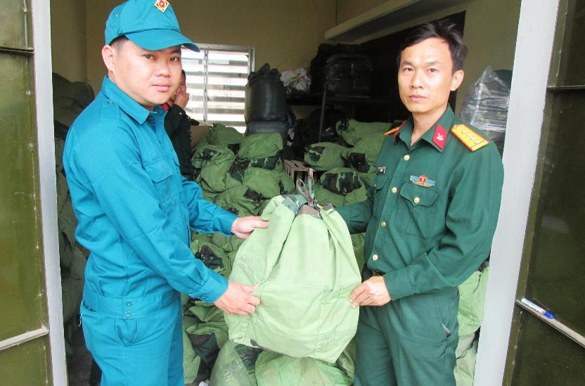 Ban Chỉ huy Quân sự huyện Duy Xuyên phân bổ quân trang về 14 xã, thị trấn để cấp phát cho chiến sĩ mới. 