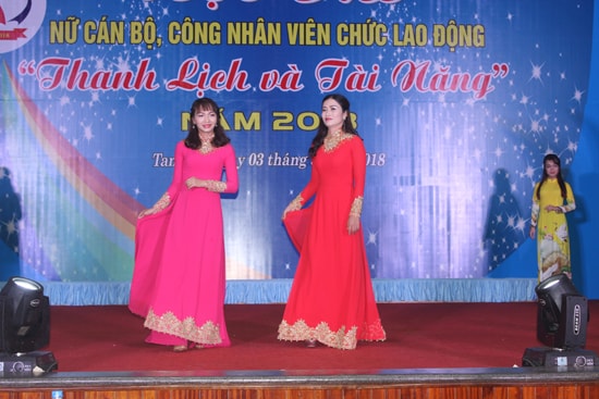 Những tà áo dài duyên dáng nơi công sở được trình diễn tại hội thi. Ảnh:D.L