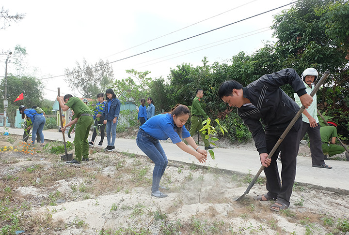 ĐVTN trồng cây xanh tại Khu dân cư kiểu mẫu thôn Vân Tây, Bình Triều. Ảnh: M.L