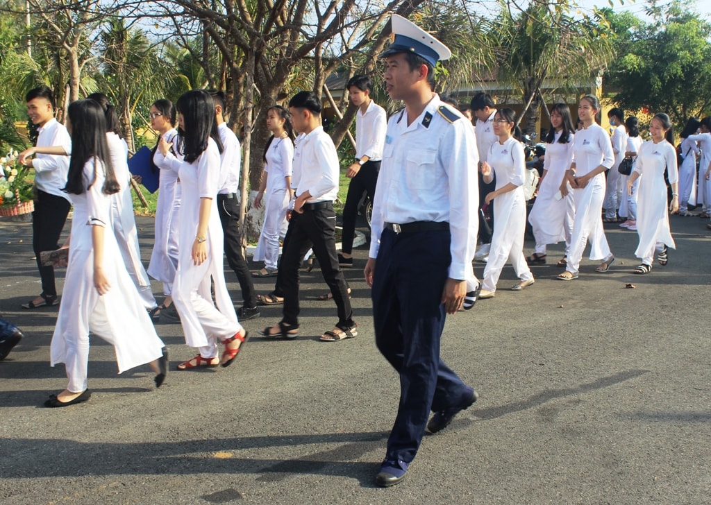 Đông đảo cán bộ giáo viên, học sinh của các trường được tham quan đơn vị, thăm tàu Cảnh sát biển. Ảnh: VĂN DOANH