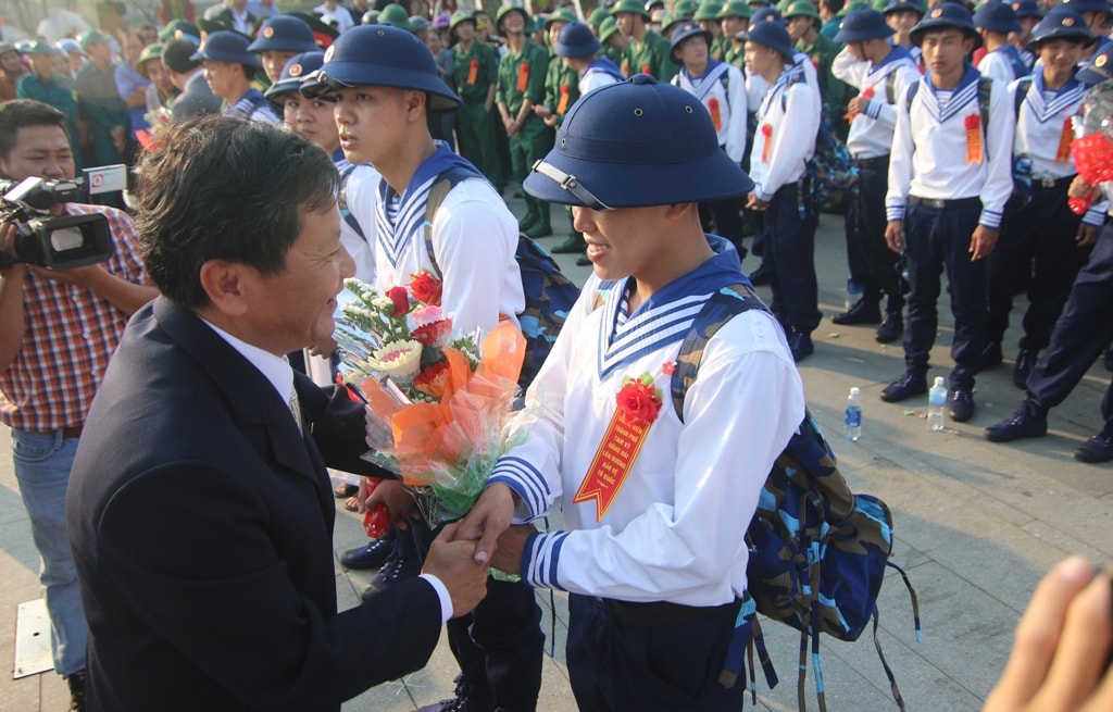 Phó Chủ tịch HĐND tỉnh Nguyễn Hoàng Minh tặng hoa, động viên tân binh