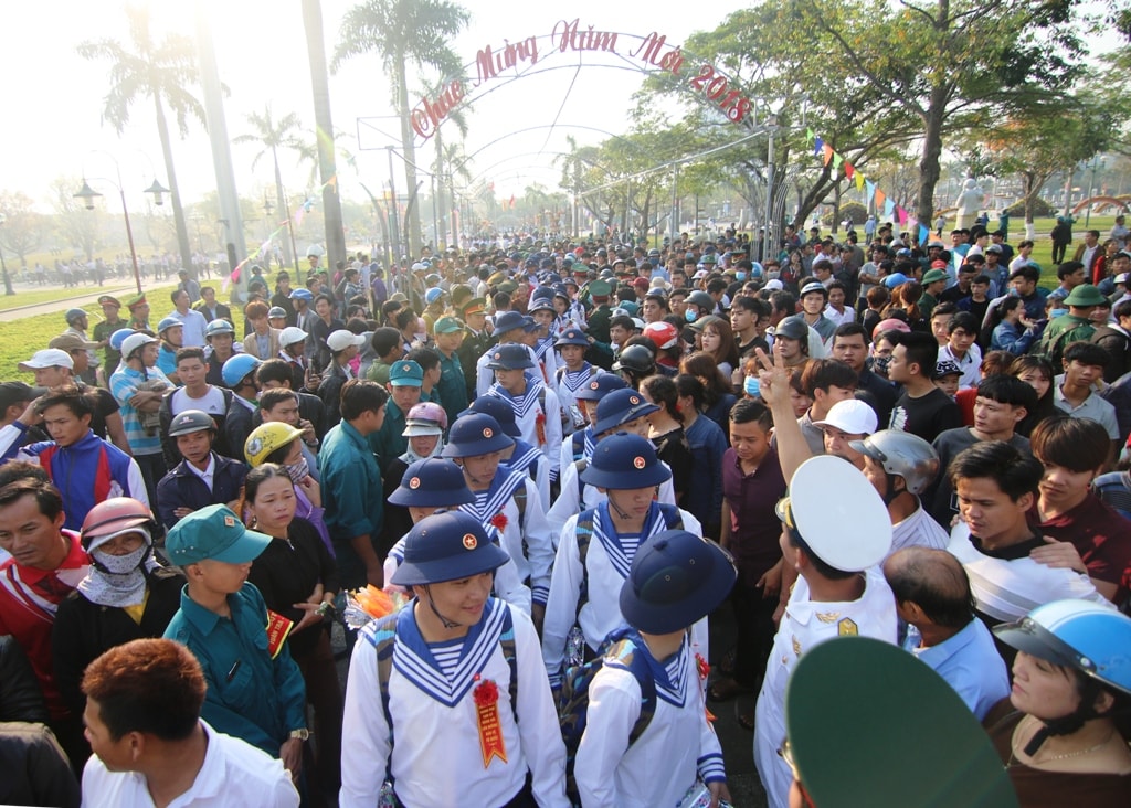 Đông đảo người thân của tân binh đến dự lễ, chia tay con em trước giờ lên đường nhập ngũ. Ảnh: THÀNH CÔNG 