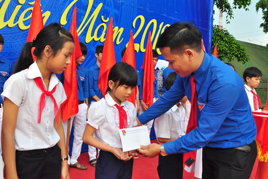 Ban Thường vụ Tỉnh đoàn trao học bổng cho học sinh nghèo nhân lễ khởi động Tháng thanh niên. Ảnh: VINH ANH