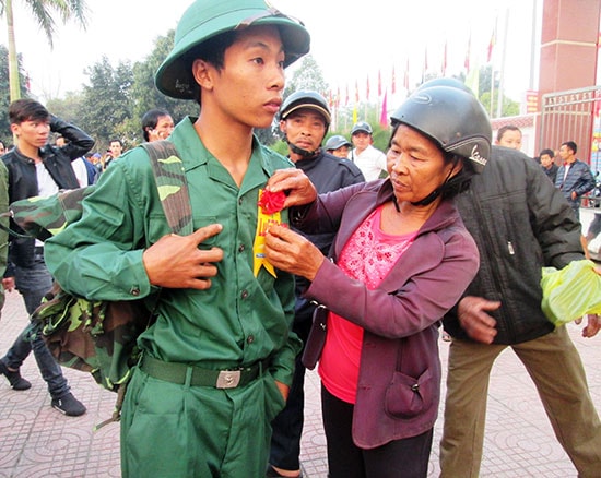 Mẹ và con trước lúc chia tay.