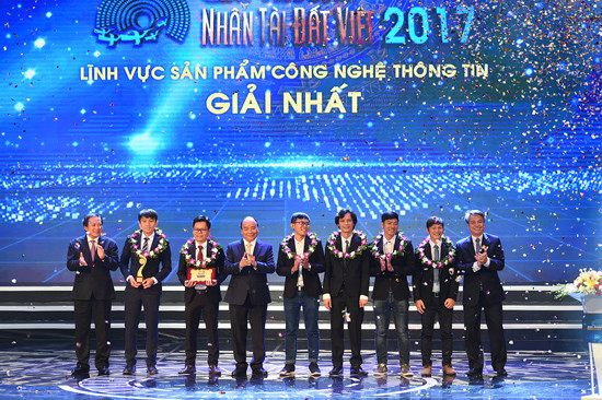 Thủ tướng Chính phủ Nguyễn Xuân Phúc trao giải Nhất - Giải Nhân tài Đất Việt 2017 cho nhóm tác giả DTU. Ảnh: N.T.B