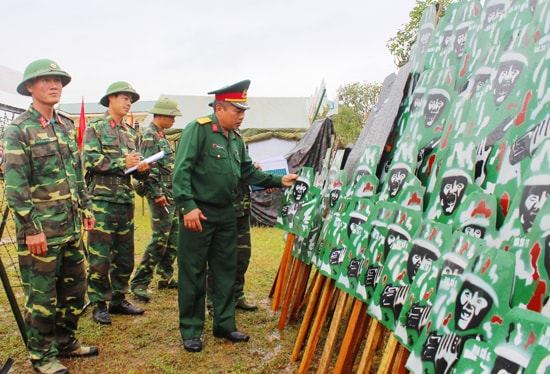 Trung đoàn 885 chuẩn bị mô hình học cụ, vật chất huấn luyện cho huấn luyện chiến sĩ mới năm 2018.  Ảnh: NGƯỚC ANH