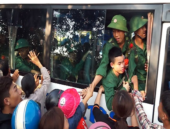 Các tân binh huyện Bắc Trà My chia tay người thân lên đường nhập ngũ