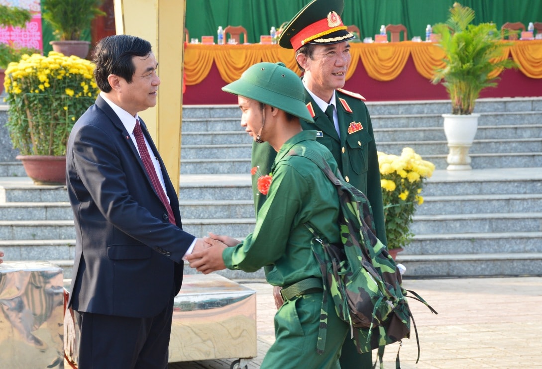 Phó Bí thư Thường trực Tỉnh ủy Phan Việt Cường động viên tân binh. Ảnh: QUỐC TUẤN