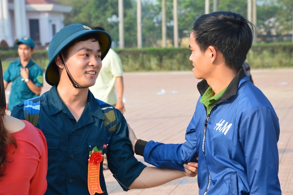 Chia tay bạn bè trước lúc lên đường. Ảnh: QUỐC TUẤN