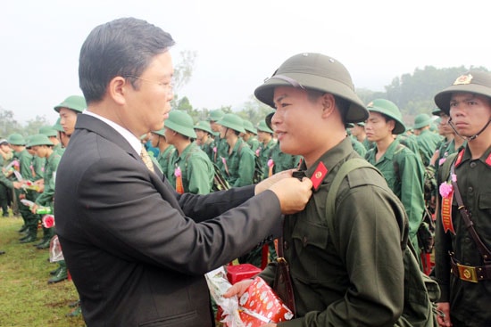 Đồng chí Lê Trí Thanh động viên tân binh trước giờ lên đường nhập ngũ. Ảnh: DIỄM LỆ