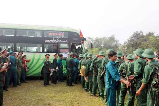 Tân binh chuẩn bị lên xe đến đơn vị thực hiện nghĩa vụ quân sự. Ảnh: DIỄM LỆ