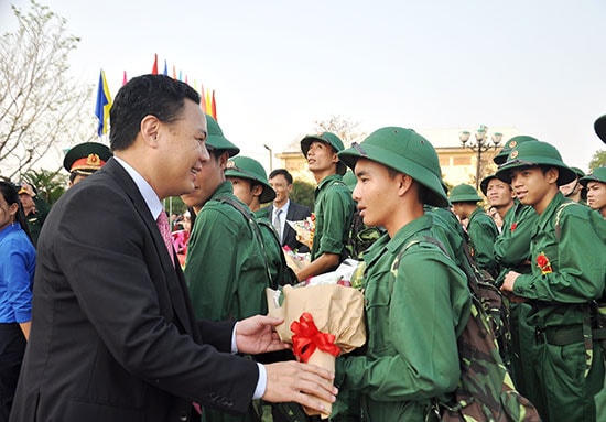 Phó Chủ tịch UBND tỉnh Lê Văn Thanh động viên thanh niên huyện Phú Ninh lên đường làm nhiệm vụ. Ảnh: VINH ANH 