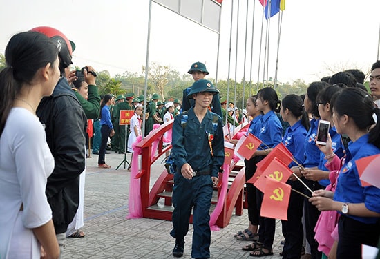 Các thanh niên bước qua Cầu vinh quang lên đường nhập ngũ. Ảnh: VINH ANH