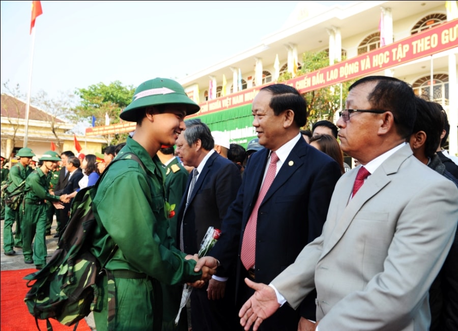 Chủ tịch UBND tỉnh Đinh Văn Thu và lãnh đạo TP.Hội An bắt tay từng chiến sĩ giờ lên đường. Ảnh: MINH HẢI